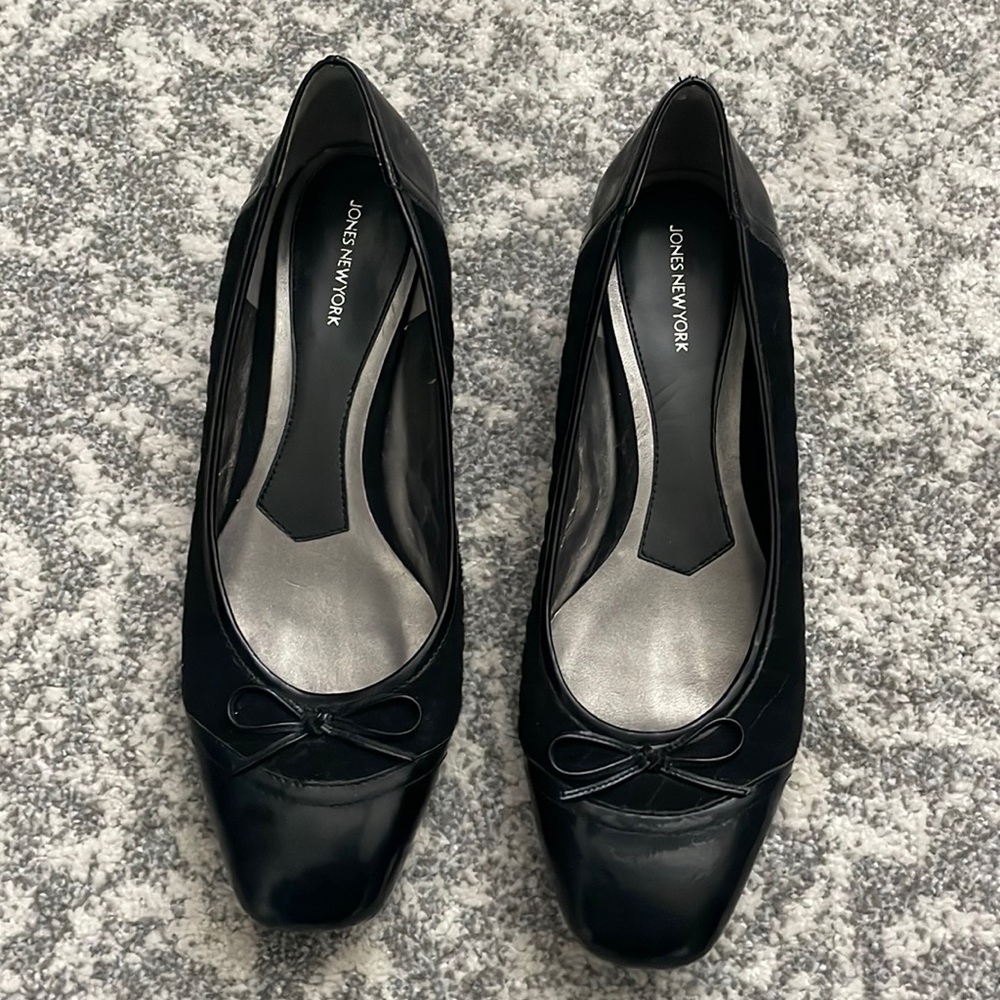 Black Jones New York 1” heel dress shoe.